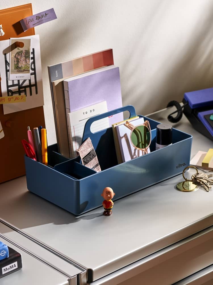 In der Organizer Toolbox RE von Vitra befinden sich viele Schreibutensilien